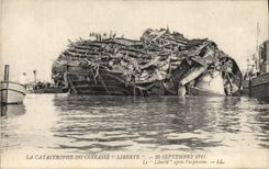 CPA Bateau Funerailles des victimes de la terrible catastrophe du Liberte La Liberte apres l'explosion