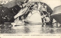 VINTAGE POSTCARD Boat Funeral of the victims of the terrible catastrophe of Freedom the research of the corpses