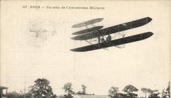 CPA Avion Aviation Brun Un coin de l'aerodrome Militaire 