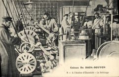 CPA Automobile Usines de Dion Bouton Puteaux a l'atelier d'electricite Le bobinage 
