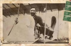 CPA Aviation Henry Farman sur son aeroplane