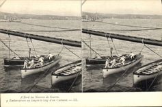 CPA Bateau A bord des navires de guerre Embarcations au tanpon le long d'un cuirasse