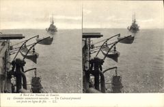 CPA Bateau A bord des navires de guerre Grandes manoeuvres navales Un cuirasse prenant son poste en ligne de file