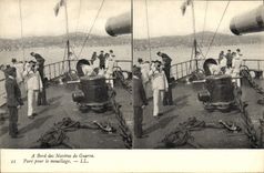 CPA Bateau A bord des navires de guerre Pare pour le mouillage 