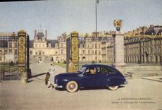 VINTAGE POSTCARD Automobile Hotchkiss Gregoire in front of the castle of Fontainebleau
