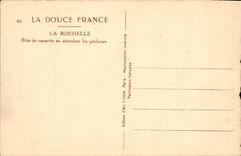 VINTAGE POSTCARD La Rochelle Brin of causette while waiting for the sinners Fishes