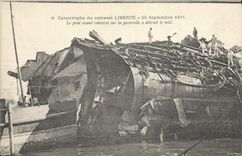 VINTAGE POSTCARD Boat Catastrophe of the armor Freedom the bridge before shift