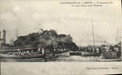 VINTAGE POSTCARD Boat Catastrophe of the armor Freedom fifteen minutes after the explosion