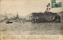 CPA Bateau Catastrophe du cuirasse Liberte Les epaves 