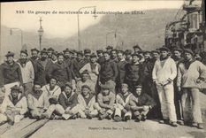 CPA Bateau Un groupe de survivants de la catastrophe du Iena 