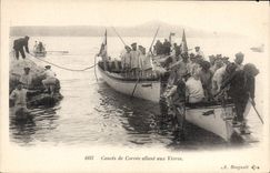 CPA Bateau Canots de corvee allant aux vivres