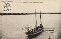 CPA Bateau Canot d'un navire de guerre a l'aviron