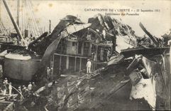 CPA Bateau Catastrophe du Liberte Deblaiement des passerelles