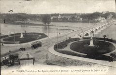CPA Tours Les Squares Descartes et Rabelais Le pont de la pierre et la Loire 