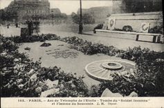 CPA Paris Arc de Triomphe de L'Etoile Tombe du soldat inconnu Militaria et flamme du souvenir