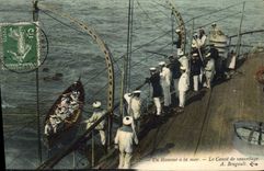 CPA Bateau Guerre Un homme a la mer Le canot de sauvetage 