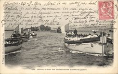 VINTAGE POSTCARD Bateau War Return has edge of the boats armed in war