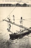 CPA Bateau Guerre Matelots rentrant a bord 