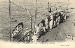 CPA Bateau Guerre Un homme a la mer Le canot de sauvetage