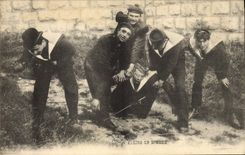 CPA Bateau Guerre Marins en bordee