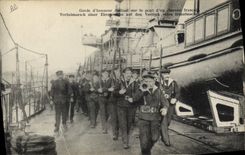 CPA Bateau Guerre Garde d'honneur defilant sur le pont d'un cuirasse francais 