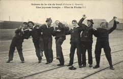 VINTAGE POSTCARD Bateau War Sailors merry Lives the fleet