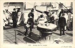 VINTAGE POSTCARD Bateau Shakes combat low