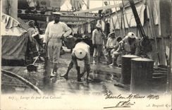 CPA Bateau Lavage du pont d'un cuirasse 
