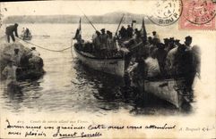 CPA Bateau Canots de corvee allant aux vivres 