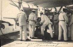 CPA Bateau Toulon Le tir du canon a bord de la Couronne ecole de canonnage 