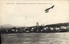 CPA Avion Aviation Monoplan Nieuport evoluant dans la rade devant la ville 