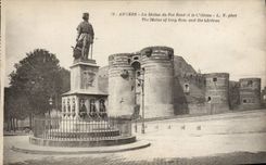 La POSTAL de la VENDIMIA encoleriza estatua del Rene y del castillo