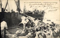 CPA Bateau de guerre Embarquement de moutons