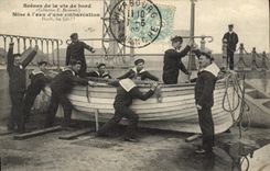 CPA Bateau de guerre Mise a l'eau d'une embarcation 