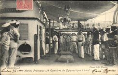 CPA Bateau de guerre Exercices de Gymnastique a bord 