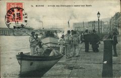 CPA Bateau de guerre Arrivee des chaloupes a vapeur aux quais 