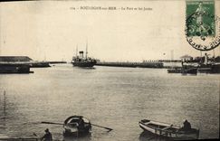 CPA Boulogne Sur Mer Le Port Et Les Jetees Bateaux