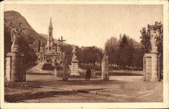 VINTAGE POSTCARD Heavy Entry of the Esplanade and the Basilica