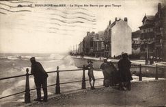 CPA Boulogne Sur Mer La Digue Ste Beuve Par Gros Temps