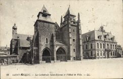 CPA Saint Brieuc La Cathedrale Saint Etienne et l'hotel de ville