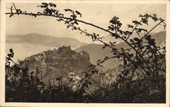 POSTAL Eze de la VENDIMIA la aldea vista a través de los árboles de mora