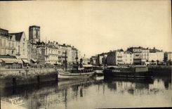 VINTAGE POSTCARD La Rochelle Dispatching platform For the Ile de Ré and Oleron Boat