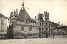 CPA Saumur Hotel De ville Facade principale et le kiosque