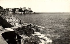 CPM Dinard Promenade Du Moulinet Au Loin La Malouine
