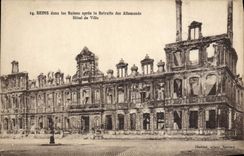 CPA Reims Dans Les Ruines Apres La Retraite Des Allemands Hotel de ville Militaria