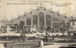 CPA Entree Principale et Grand Hall Vue Prise de la Brasserie internationale Lyon Exposition internationale 1914 