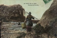 VINTAGE POSTCARD Fantaisie Woman At the edge of the sea Pecheuse of shrimps Fishes