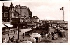 CPM Trouville Les Planches Vers L'Hotel Flaubert