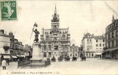 CPA Compiegne Place de L'Hotel de Ville