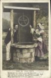 CPA Fantaisie Femme Pres du vieux puits 